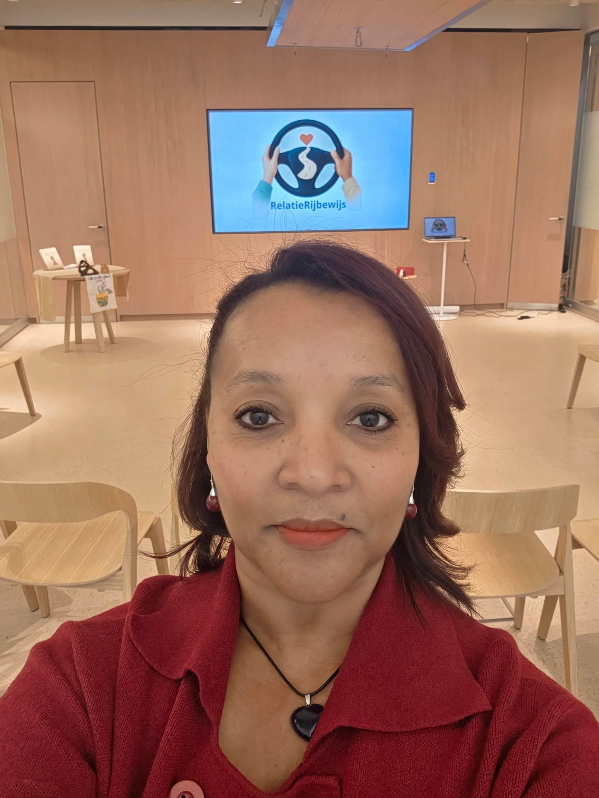 Ivete begeleidt ouders tijdens een live sessie